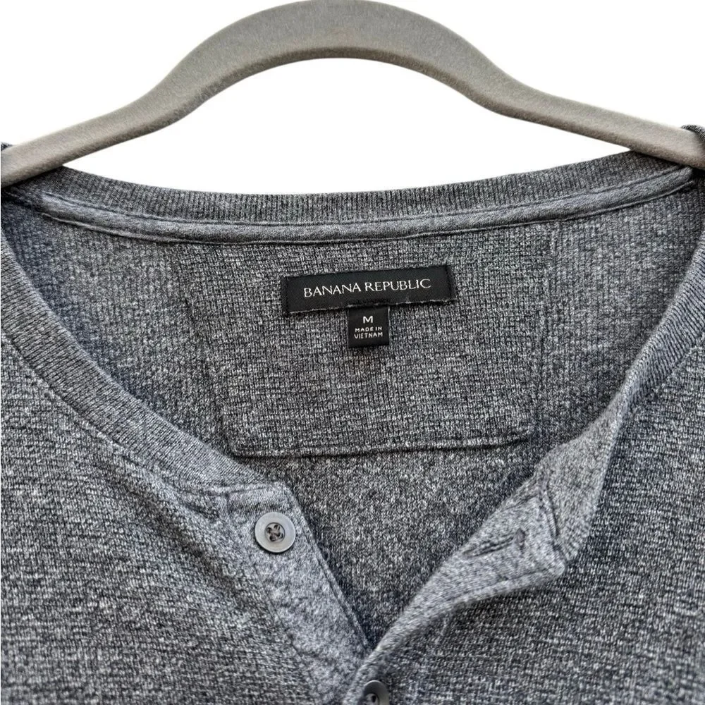 Banana Republic Men's Cotton Front Slit Long Sleeve Henley Shirt in Grey Medium